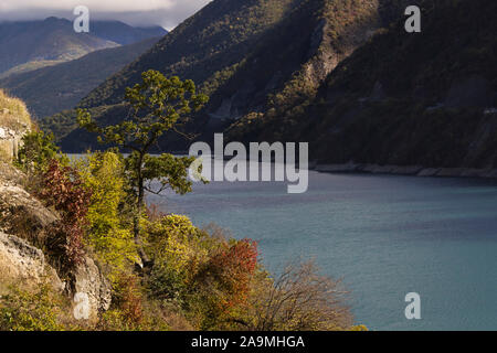 Les réservoirs avec de l'eau bleu Zhinvali sur fond de montagnes, la Géorgie Banque D'Images