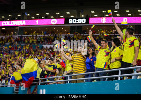 Miami Gardens, Florida, USA. 15 Nov, 2019. Fans colombiens de l'équipe de célébrer leur victoire contre le Pérou lors d'un match de football amical au Hard Rock Stadium de Miami Gardens, en Floride. Crédit : Mario Houben/ZUMA/Alamy Fil Live News Banque D'Images