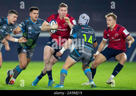 Swansea, Royaume-Uni. 16 novembre, 2019. Centre Munster Chris Farrell sur l'attaque dans les Ospreys v Munster Heineken Cup Rugby Match des Champions. Credit : Gruffydd Ll. Thomas/Alamy Live News Banque D'Images