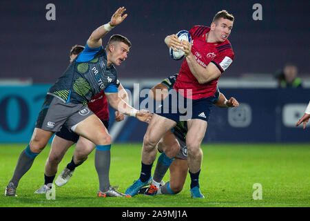 Swansea, Royaume-Uni. 16 novembre, 2019. Centre Munster Chris Farrell sur l'attaque dans les Ospreys v Munster Heineken Cup Rugby Match des Champions. Credit : Gruffydd Ll. Thomas/Alamy Live News Banque D'Images