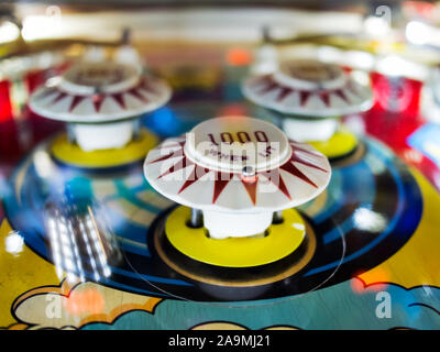 Meubles anciens Flipper Bumpers avec Motion Blur Ball Banque D'Images