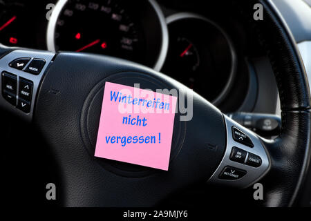 Pneus d'hiver allemand car dashboard rappel historique avec étiquette Banque D'Images