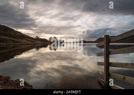 Une soirée shot du Loch Tarff, un lac glaciaire au-dessus du Loch Ness dans les highlands d'Ecosse. 05 Novembre 2019 Banque D'Images