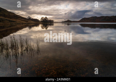 Une soirée shot du Loch Tarff, un lac glaciaire au-dessus du Loch Ness dans les highlands d'Ecosse. 05 Novembre 2019 Banque D'Images