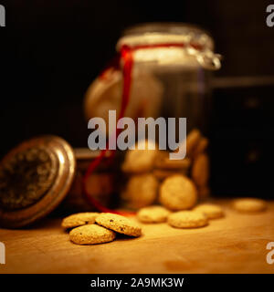 Les biscuits de Noël avec décoration de fête sur une table en bois rustique avec des espaces copie et bokeh Banque D'Images