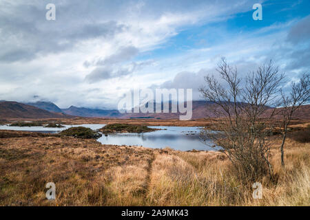 Un coup d'automne 3 image hdr de Lochan na h-Achlaise sur Rannoch Moor, Argyll and Bute, Ecosse. 06 Novembre 2019 Banque D'Images