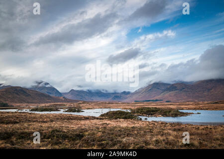 Un coup d'automne 3 image hdr de Lochan na h-Achlaise sur Rannoch Moor, Argyll and Bute, Ecosse. 06 Novembre 2019 Banque D'Images