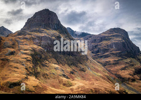 Un ciel couvert 3 automnales shot image HDR de deux des trois sœurs de Glen Coe, en Écosse. 06 Novembre 2019 Banque D'Images