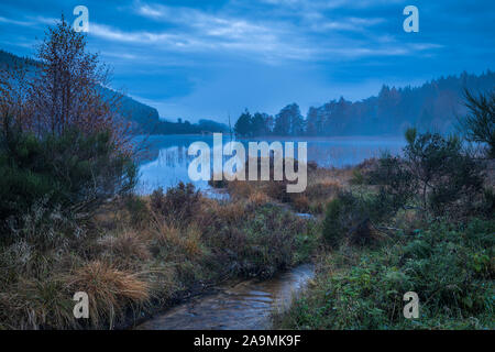 Un étrange 2 shot HDR image automnale du Loch Pityoulish dans le Parc National de Cairngorms, Badenoch et Strathspey, Ecosse. 06 Novembre 2019 Banque D'Images