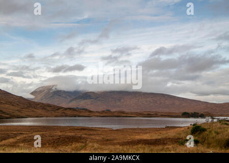 Un coup d'automne 3 image hdr de Lochan na h-Achlaise sur Rannoch Moor, Argyll and Bute, Ecosse. 06 Novembre 2019 Banque D'Images