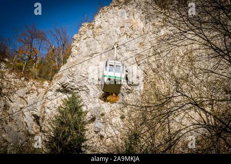 Avec le téléphérique de ciel bleu et de la roche de fond. Cabine de câble en Moravie. Câble Macocha tramway. Banque D'Images