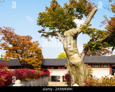 Séoul, Corée du Sud - 31 octobre 2019 : un arbre décoré et des bâtiments dans le Palais Changdeokgung Seoul City le jour d'automne. Unhyeongung est un ancien r Coréen Banque D'Images