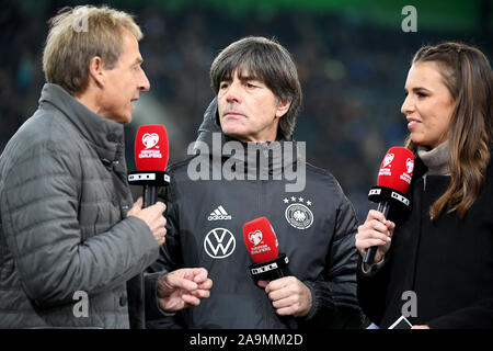 16 novembre 2019, en Rhénanie du Nord-Westphalie, Mönchengladbach : Soccer : qualification Championnat d'Europe, l'Allemagne, le Bélarus, l'étape de Groupe, Groupe C, 9e journée dans le stade de Borussia-Park. L'Allemagne Joachim Löw entraîneur national (M) en conversation avec Jürgen Klinsmann expert TV (l) et RTL présentateur Laura Wontorra. Remarque importante : en conformité avec les exigences de la DFL Deutsche Fußball Liga ou la DFB Deutscher Fußball-Bund, il est interdit d'utiliser ou avoir utilisé des photographies prises dans le stade et/ou la correspondance dans la séquence sous forme d'images et/ou vidéo-comme des séquences de photos. Photo : Fe Banque D'Images