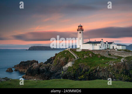 Coucher de soleil sur Fanad Head Lighthouse et l'Océan Atlantique le comté de Donegal en Irlande Banque D'Images