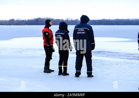 Ville de Dnipro, Ukraine,19.01.2019 Sauveteurs en uniforme et combinaison de plongée sont en service sur la rivière gelée en hiver, la pêche et des manifestations sportives. Sauvetage Banque D'Images