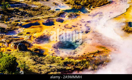 Des piscines d'eau chaude dans le Pot de peinture de l'artiste du bassin des geysers dans le Parc National de Yellowstone dans le Wyoming, États-Unis d'Amérique Banque D'Images