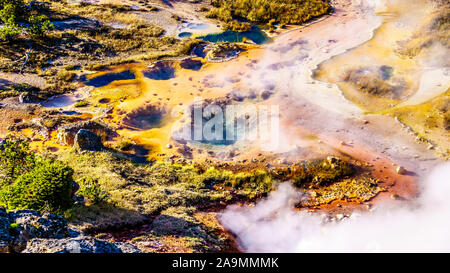 Des piscines d'eau chaude dans le Pot de peinture de l'artiste du bassin des geysers dans le Parc National de Yellowstone dans le Wyoming, États-Unis d'Amérique Banque D'Images