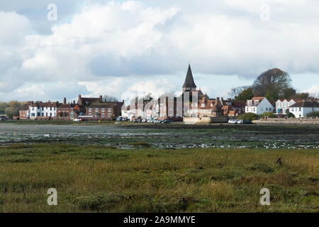 Avis de Bosham village côtier sur la zone intertidale des vasières de Chichester Harbour à marée basse, en octobre / novembre, vu de Shore Road / le lecteur. West Sussex.L'ancienne église saxonne est en vedette dans la tapisserie de Bayeux. Royaume-uni (114) Banque D'Images