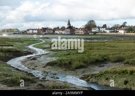 Avis de Bosham village côtier sur la zone intertidale des vasières de Chichester Harbour à marée basse, en octobre / novembre, vu de Shore Road / le lecteur. West Sussex.L'ancienne église saxonne est en vedette dans la tapisserie de Bayeux. Royaume-uni (114) Banque D'Images