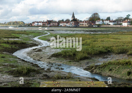 Avis de Bosham village côtier sur la zone intertidale des vasières de Chichester Harbour à marée basse, en octobre / novembre, vu de Shore Road / le lecteur. West Sussex.L'ancienne église saxonne est en vedette dans la tapisserie de Bayeux. Royaume-uni (114) Banque D'Images