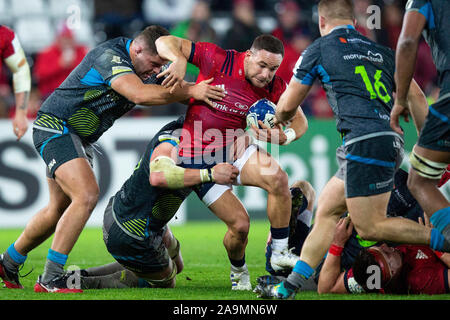 Swansea, Royaume-Uni. 16 novembre, 2019. Remplacement de Munster Alby Mathewson est abordée dans les Ospreys v Munster Heineken Cup Rugby Match des Champions. Credit : Gruffydd Ll. Thomas/Alamy Live News Banque D'Images