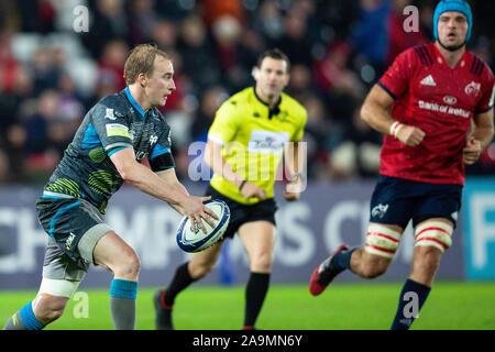 Swansea, Royaume-Uni. 16 novembre, 2019. Ospreys volent la moitié Luc : lance la balle dans les Ospreys v Munster Heineken Cup Rugby Match des Champions. Credit : Gruffydd Ll. Thomas/Alamy Live News Banque D'Images