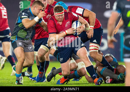 Swansea, Royaume-Uni. 16 novembre, 2019. Munster hooker Niall Scannell sur l'attaque dans les Ospreys v Munster Heineken Cup Rugby Match des Champions. Credit : Gruffydd Ll. Thomas/Alamy Live News Banque D'Images