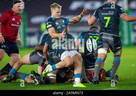 Swansea, Royaume-Uni. 16 novembre, 2019. Remplacement des balbuzards Aled Davies entre en action les Ospreys v Munster Heineken Cup Rugby Match des Champions. Credit : Gruffydd Ll. Thomas/Alamy Live News Banque D'Images