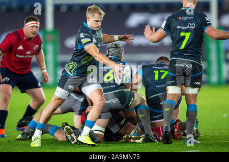 Swansea, Royaume-Uni. 16 novembre, 2019. Remplacement des balbuzards Aled Davies entre en action les Ospreys v Munster Heineken Cup Rugby Match des Champions. Credit : Gruffydd Ll. Thomas/Alamy Live News Banque D'Images