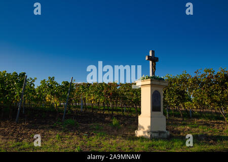 Petite croix dans les vignes au-dessus du village de vin Hovorany, South Moravia, République Tchèque Banque D'Images