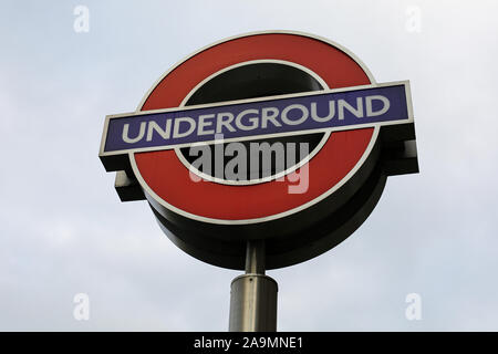 Londres, Royaume-Uni. 16 Nov, 2019. Un signe de métro vu à King's Cross. Credit : Dinendra Haria SOPA/Images/ZUMA/Alamy Fil Live News Banque D'Images