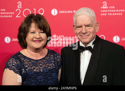 Berlin, Allemagne. 16 Nov, 2019. Josef Schuster, Président du Conseil Central des Juifs en Allemagne, et son épouse Jutta tenir ensemble au Musée Juif de Berlin. Le 'Prix de la compréhension et de la tolérance" a été attribué. Crédit : Paul Zinken/dpa/Alamy Live News Banque D'Images