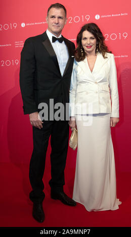 Berlin, Allemagne. 16 Nov, 2019. Iris Berben, actrice, et son partenaire Heiko Kiesow se tenir ensemble dans le Musée Juif de Berlin. Le 'Prix de la compréhension et de la tolérance" a été attribué. Crédit : Paul Zinken/dpa/Alamy Live News Banque D'Images