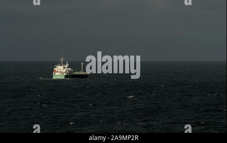 AJAXNETPHOTO. OCT 15th, 2019. En mer, MANCHE. - Coucher de soleil MET EN ÉVIDENCE COMMERÇANT CÔTIÈRE ARKLOW (falaise de 2 999 GT) progresse lentement vers l'Est.PHOTO:JONATHAN EASTLAND/AJAX REF:GX8  20935 191510 Banque D'Images