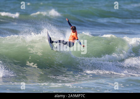 Surfer portant chemise orange couper Banque D'Images