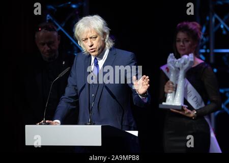 Dresde, Allemagne. 16 Nov, 2019. Le chanteur de rock irlandais Bob Geldof parle aux invités à l'événement-bénéfice Hope-Gala au Schauspielhaus après avoir reçu le Prix Hope. Geldof reçoit le prix doté de 5 000 euros pour son engagement social en Afrique. Credit : Sebastian Kahnert/dpa-Zentralbild/dpa/Alamy Live News Banque D'Images