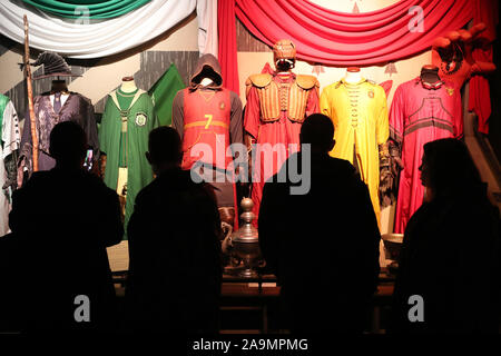 Lisbonne, films de Harry Potter sont exposées du 16 novembre. Apr 8, 2020. Personnes voir les costumes d'un film Harry Potter dans "Harry Potter : l'exposition' à Lisbonne, Portugal, le 16 novembre, 2019. Accessoires d'origine, les costumes et décors de films de Harry Potter sont exposées du 16 novembre 2019 au 8 avril 2020. Crédit : Pedro Fiuza/Xinhua/Alamy Live News Banque D'Images