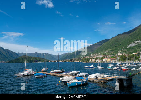 La vue étonnante de port avec bateaux à Tremezzo - lac de Côme en Italie Banque D'Images