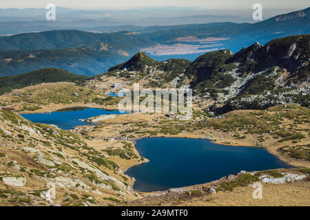 Vue sur la montagne Cirque avec blue de lacs glaciaires. Les sept lacs de Rila, un des plus remarquables sites naturels de la péninsule des Balkans. Banque D'Images