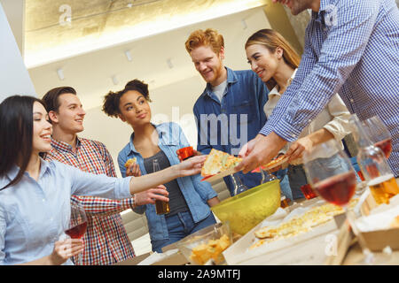 Groupe d'amis ayant des parties à l'intérieur du plaisir ensemble célébrer la nouvelle année casual Banque D'Images
