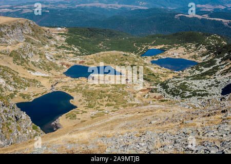 Vue de dessus plus beau rocky mountain circus avec le bleu des lacs glaciaires et refuges près d'eux, les sept lacs de Rila circus, montagne de Rila. Banque D'Images