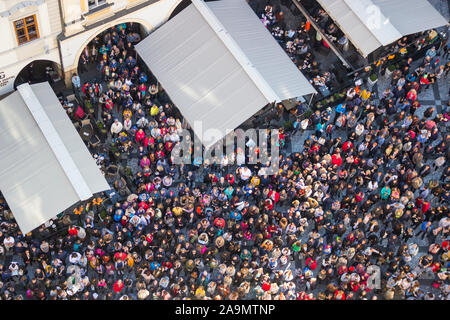 PRAGUE, RÉPUBLIQUE TCHÈQUE - le 26 octobre 2019 : foule de gens sur la place de la vieille ville (Staromestske namesti) jusqu'à l'horloge astronomique de la vieille ville sur Hal Banque D'Images