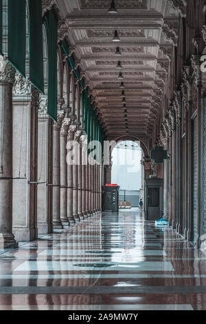 Milan, Italie - 3 août 2019 : adoption avec colonnes de style romain près de Milano Duomo Banque D'Images