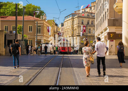 Istanbul, Turquie - 9 septembre 2019. Le célèbre Tramway Nostalgique exécutant de Taksim Istiklal Cadessi à long Tunel à Beyoglu, Istanbul. Banque D'Images