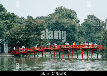 Hanoi, Vietnam - 12 octobre 2019 : le rouge vif Huc Pont au-dessus du lac Hoan Kiem à Hanoi Banque D'Images