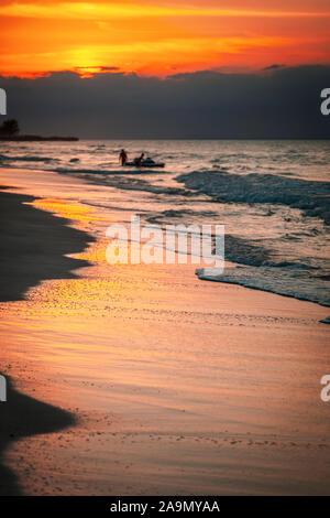 La plage de Varadero, Cuba - Belle scenic seascape baignés dans la douce lumière du soleil couchant Banque D'Images