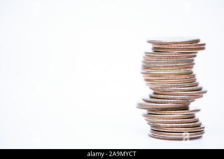 Pièces empilées sur fond blanc quarts et le changement Banque D'Images