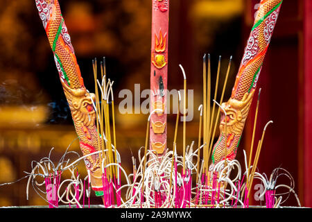 Beaucoup de petites et grandes Red d'encens brûlant devant un buddist temple à Hanoi, Vietnam Banque D'Images