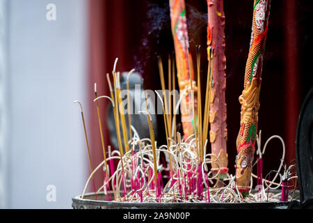 Beaucoup de petites et grandes Red d'encens brûlant devant un buddist temple à Hanoi, Vietnam Banque D'Images