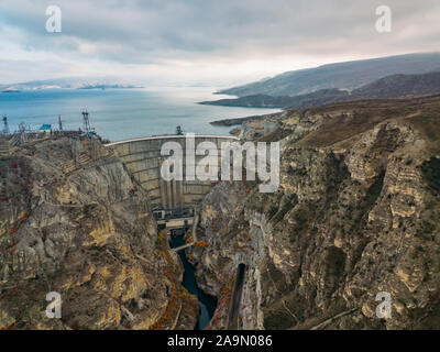 Barrage de la centrale hydroélectrique d'Chirkey au Daghestan, la Russie. Banque D'Images